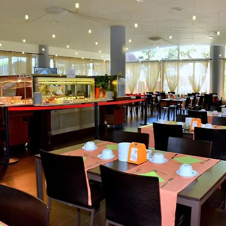 Flat Featuring A Large Sun-filled Terrace *