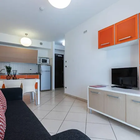 Flat Featuring A Large Sun-filled Terrace